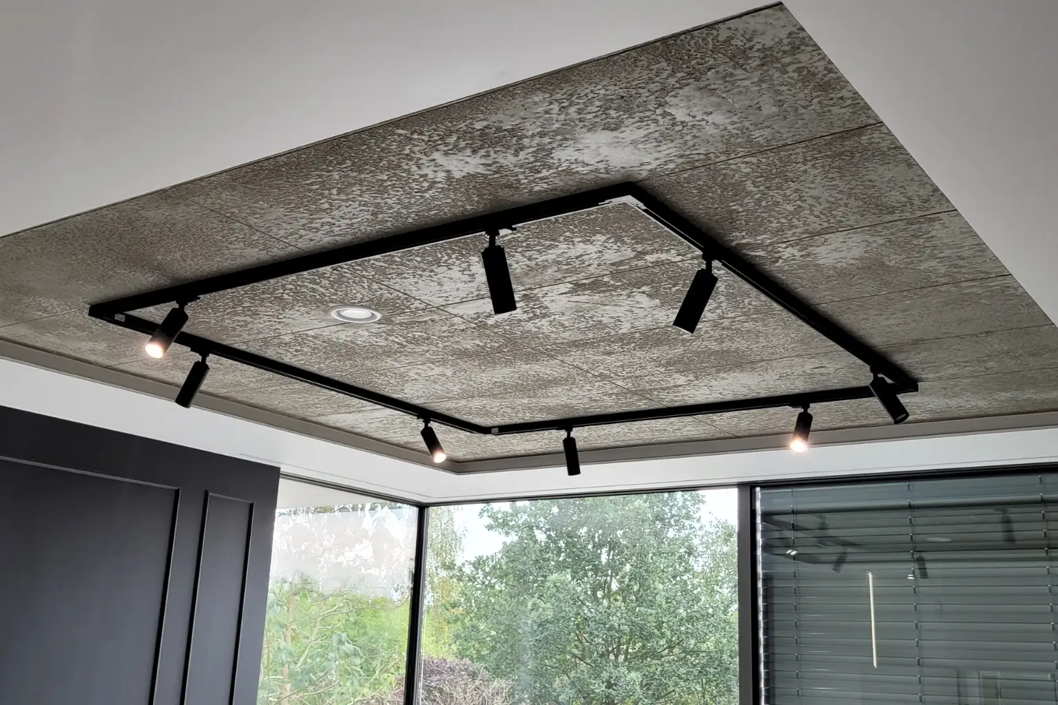 Sufit z wnęką podświetlaną led i betonem dekoracyjnym 10.2025 1builders craft
